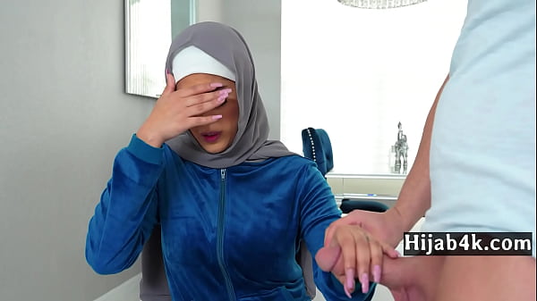 Barely-legal In Hijab Is A Quick Learner - Hijab4k
