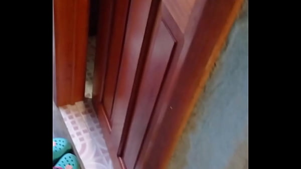 (EL FISGÓN) Me Metí En La Casa De La Empleada Domestica Y La Espie Mientras Se Bañaba, Y Luego La Coji En El Baño SIN CONDÓN