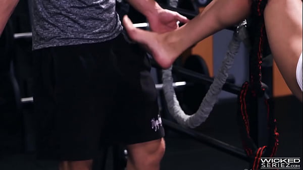 Mia Split Her Sultry Workout Session
