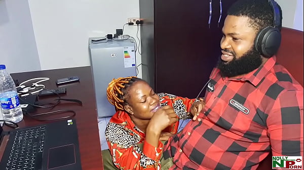 OMG! What A Big Pole! Ladygold Africa Smash Krissyjoh's Massive Shaft While Editing Nigerian Porn Video
