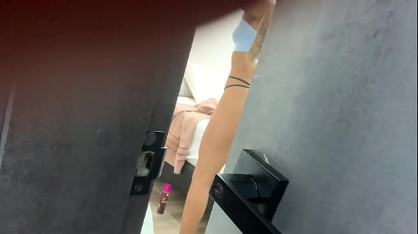 ESPIANDO FUERA DE LA HABITACION A MI HERMANASTRA ANTES DE IRSE DE FIESTA