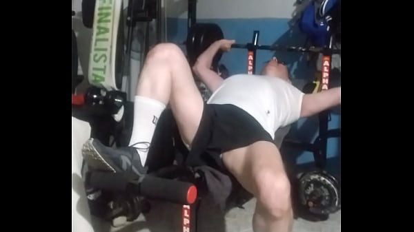 Rutina En El Gimnasio Invitando A Ir A Mis Amigas.