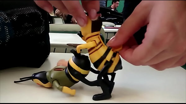 BEE MOVIE Sexo Gostoso Perfeito Na Escola Ultilizando Posições Do Kamasutra, BEE Movie Barry Transando Gostoso Com Seres De Sua Raça Desta Vez Só Bimbada Nervosa Sem Remorso E