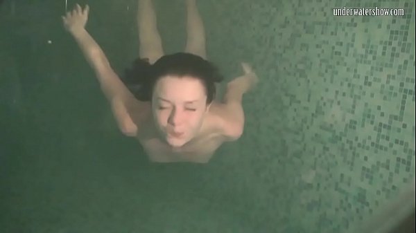 Narrow Pussy Raven-haired Liza Medovaja Underwater