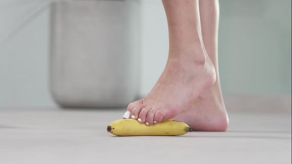 4K BLAZING FOOTFETISH! Squashing Fruits With Bare Toes And High Heels!