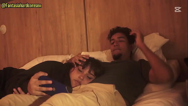 Mirando Una Pelicula Con Mi Hermanastra Y No Pude Evitar Meter Mi Pene En Su Boca Al Acostarse En Mis Piernas