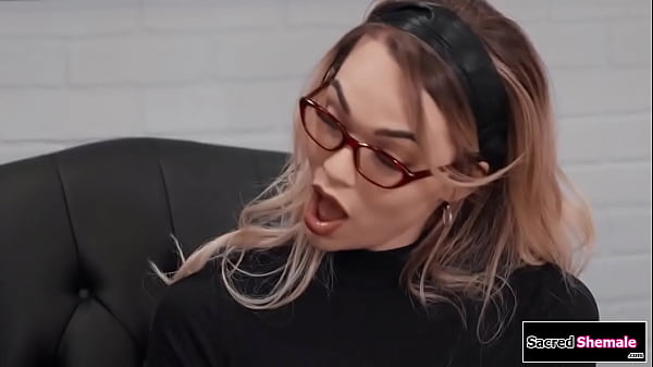 Trans Doctor Emma Rose Facefucks Patient