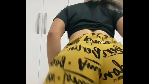 Cacheada Gostosa Tirando O Short Dançando Funk