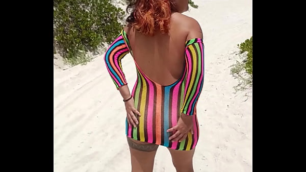 Latina Exhibiéndose En La Playa Enseña Las Tetas Y El Culo