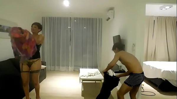 MINHA IRMÃ FODE O CANALIZADOR, ENCHE O BUNDO DE LEITE PARA O MEU NAMORADO NA SALA E ENTÃO PROPÕE TROCA DE PARCEIROS COM O MEU NAMORADO E SEU MARIDO, NÃO HÁ MAIS VADIA DO QUE MINHA