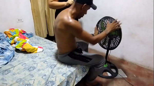 Busco A Mi Vecino Para Que Me Ayude Y Lo Seduzco Para Que Termine Follándome Con Su Gran Polla En Mi Gran Coño