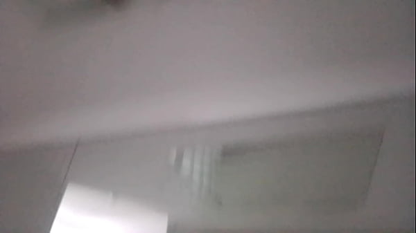 COMENDO BUCETA SUCULENTA DE GORDINHA SAFADA NA FRENTE DO ESPELHO DO MOTEL QUE TOCA GOSTOSO ENQUANTO METO FUNDO ATÉ O TALO, ENFIANDO O DEDO NO CUZINHO DA PUTINHA AO MESMO TEMPO
