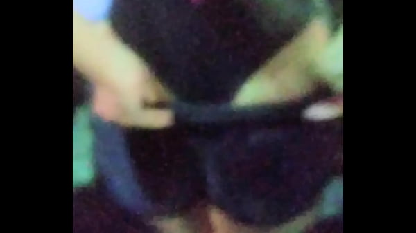 Novinha Mostrando A Bunda Durante Festa