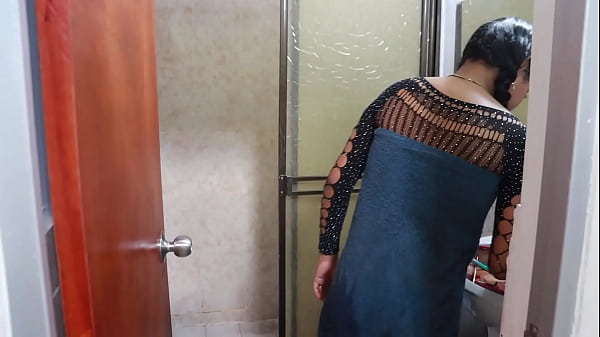 Plomero Llega Arreglarme La Tuberia, Pero No Tenog Dinero Y Le Pago Con Mi Vagina Y Me Folla Muy Rico