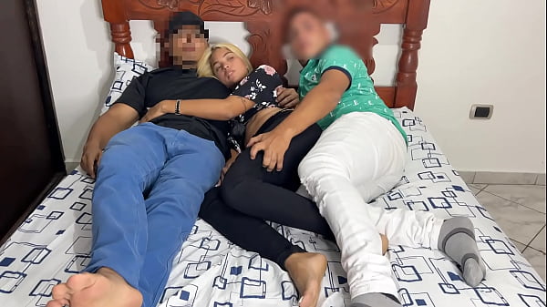 Viendo Pelicula Con Mi Amigo Y Su Hermosa Novia Que Me Pone El Culo De Lado