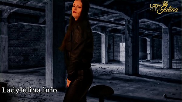 Dame Julina Sucht Sitzgelegenheit Für Prachtarsch In Glänzender Leder Leggings