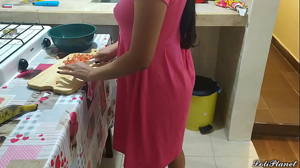 Espiando A Mi Hermanastra En La Cocina Vestida De Rosa Me La Cojo Cuando Mis Padres No Estan En Casa