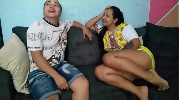 En Ausencia De Su Esposo Joven Voluptuosa Tiene Sexo Lésbico Con La Empleada De Servicio