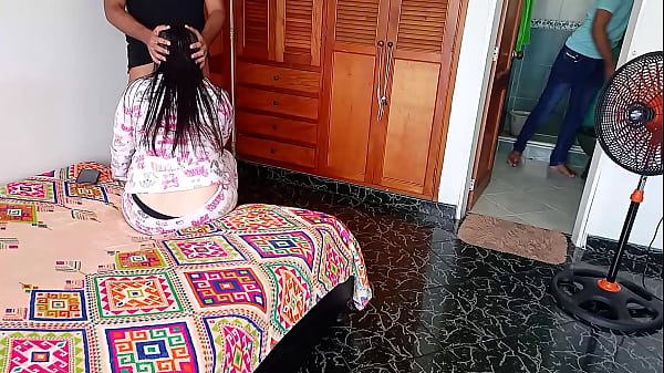 Me Folla El Mejor Amigo De Mi Esposo Cornudo Mientras El Limpia El Baño: Sin Hacer Mucho Ruido El Me Mete Toda La Polla En Mi Gran Culo Por Poco Nos Descubre Pero Fue Muy Rico
