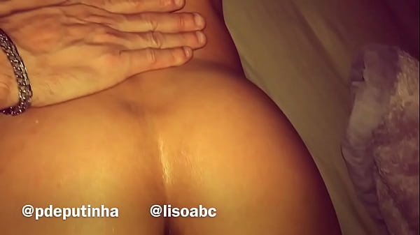 Masssagem Na Gata Com Uma Leve Mão Boba
