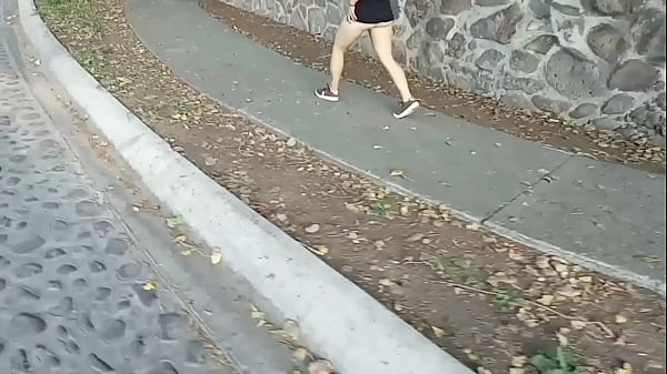 Andy Steamy Mostrando El Culo En La Calle Parte 2