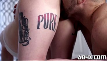 AD4X - Angie, La Brune Au Gros Cul, Se Fait Prendre Par Une énorme Bite Dans La Cuisine.