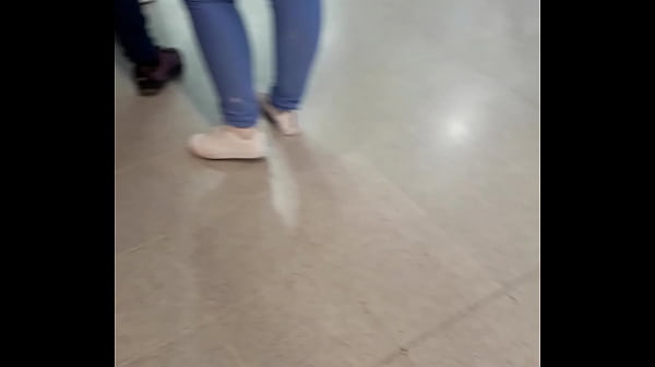 Culona En Supermercado