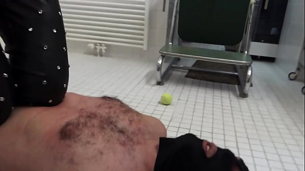 Alice Trample Sklave Maskjoe While He Is Lying On Tennis Ballsack.