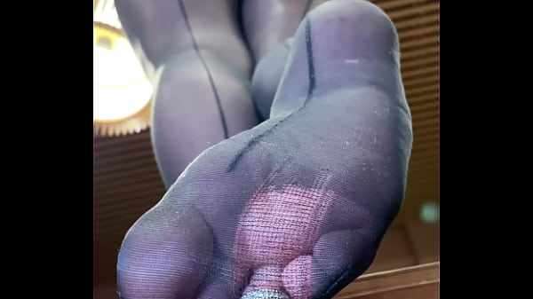 Diva With Long Gams And Massive Butt In Black Pantyhose On The Table Plays With A Toe Ring Above Your Face