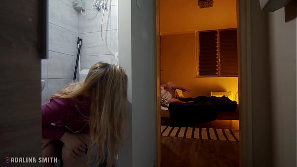 Peeking Stepbro And His Babe Providing Head From The Toilet