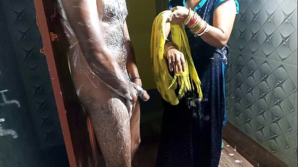 मेरी नौकरानी ने मुझे बाथरूम में नहाते हुए पकड़ा चुपके से और खुद ही Xnxx चुदवाया