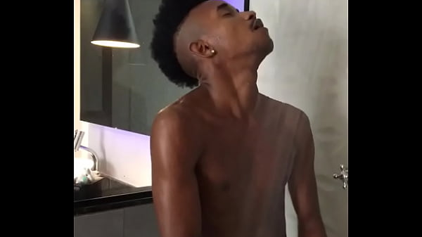 NOVINHO NEGÃO BRASILEIRO MOSTRANDO SUA PICA DE 23CM