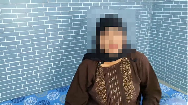 बेचारी मुस्लिम हिजाब लड़की पैसे के लिए पोर्न वीडियो निर्माता से चुद गई