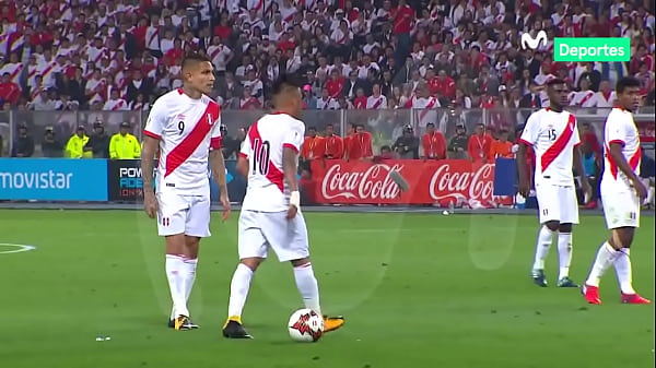 Paolo Guerrero Se La Mete Al Arquero Sin Querer.