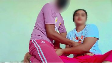 Padosi Aunty Ki Chutki Ladki Ko Khelne Ke Bahane Bulakar Muh Me Member De Diya Ladki Bhi Chudail Me Sath De Rhi
