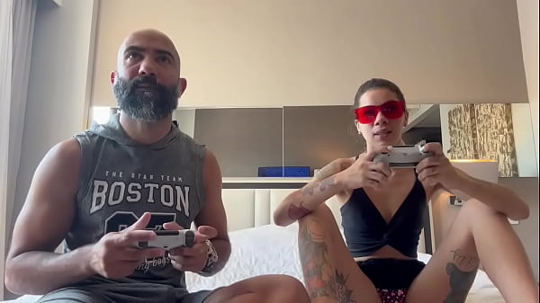 Jogando Videogame Com O Meu Namorado, Ele Socou O Controle Na Minha Buceta E Meteu No Meu Cuzinho
