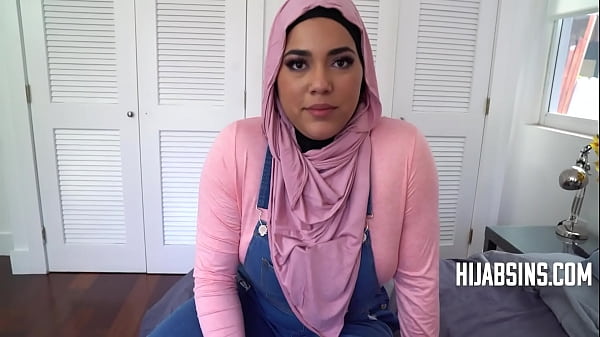 Plump Doll In Hijab Presents Her Virginity On A Platter - POV