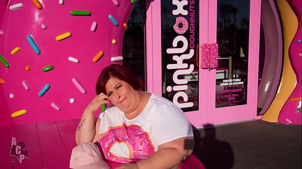 Pinkbox Doughnuts Worker Gets Fired & Hammers Licks For Her Job Back