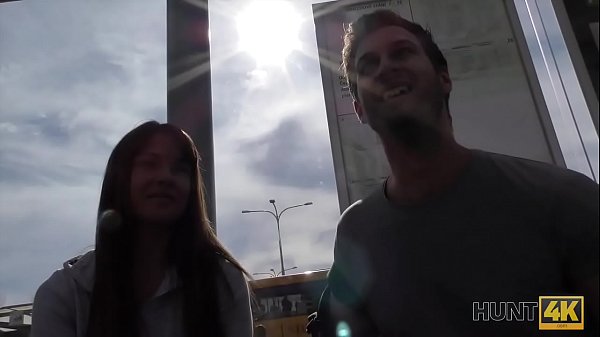 HUNT4K. Bella E Hot In Ginocchio Per Succhiarmelo
