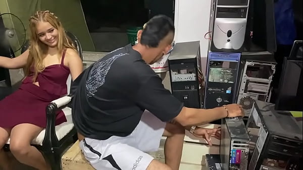 Mando A Arreglar Mi Tv Y Le Pago Al Electricista Con Una Buena Mamada De Polla
