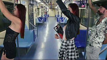 Estudante De Faculdade Leva Gozada No ônibus Em Público!