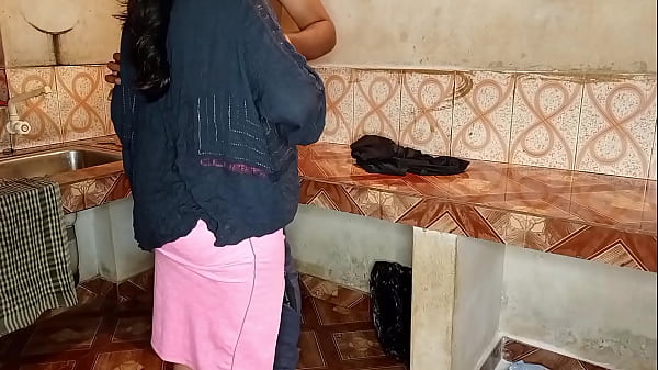 नौकरानी बोली साहेब पहले खाना बनाने तो बाद में अच्छे से चोद लेना - पोर्न हिंदी आवाज में