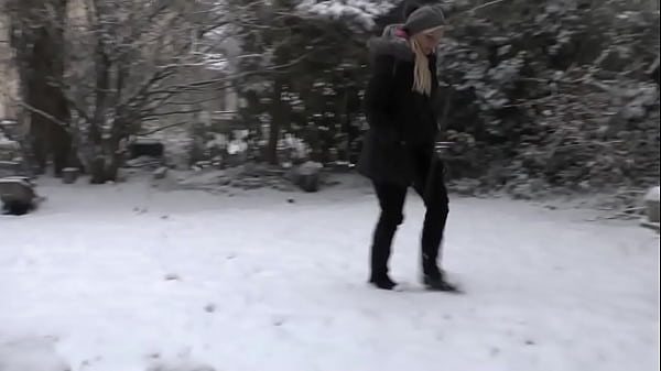 Blond Voluptuous Selina-666 Pee, Peeing Outdoor