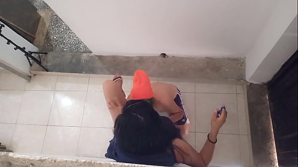 MI MADRASTRA CELEBRA SU ANIVERSARIO DE BODAS Y MI PADRASTRO SE FUE TEMPRANO DE LA FIESTA!! ELLA ESTABA MUY CALIENTE Y NOS FUIMOS A SEGUIR CELEBRANDO EN EL PASILLO DEL BAÑO. NOS