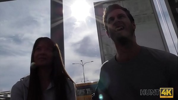 HUNT4K. Bella E Hot In Ginocchio Per Succhiarmelo