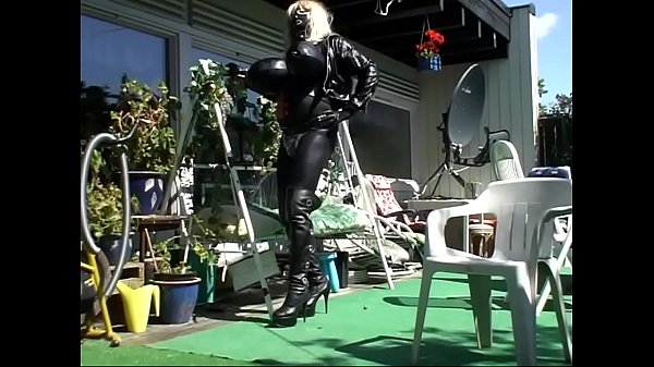 Roxina2009GardenAmazone020609.WMV