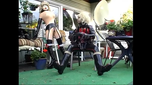 Roxina2009LatexGurlInGarden130909.WMV