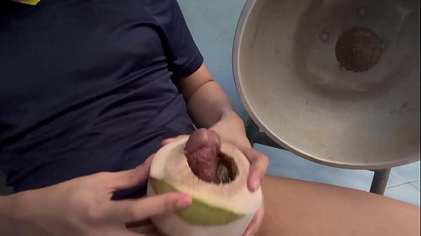 Thai Dude Make Coconut Milk.