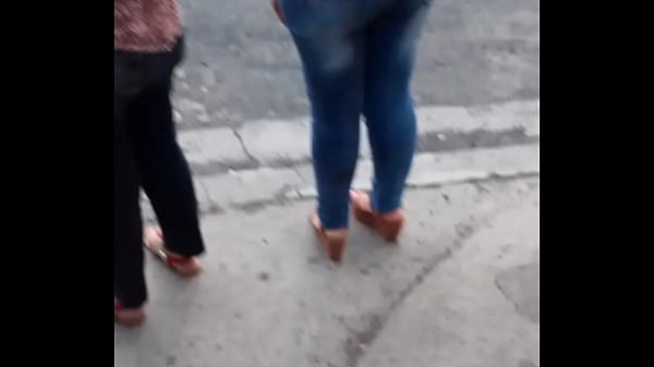 Culona En La Calle