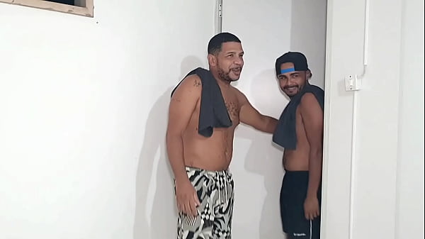 Novinha Aproveitou Que Pai Saiu Pra Trabalhar E Ligou Pro Padrasto Ir Foder Ela Em Casa E Ele Ainda Levou Um Amigo